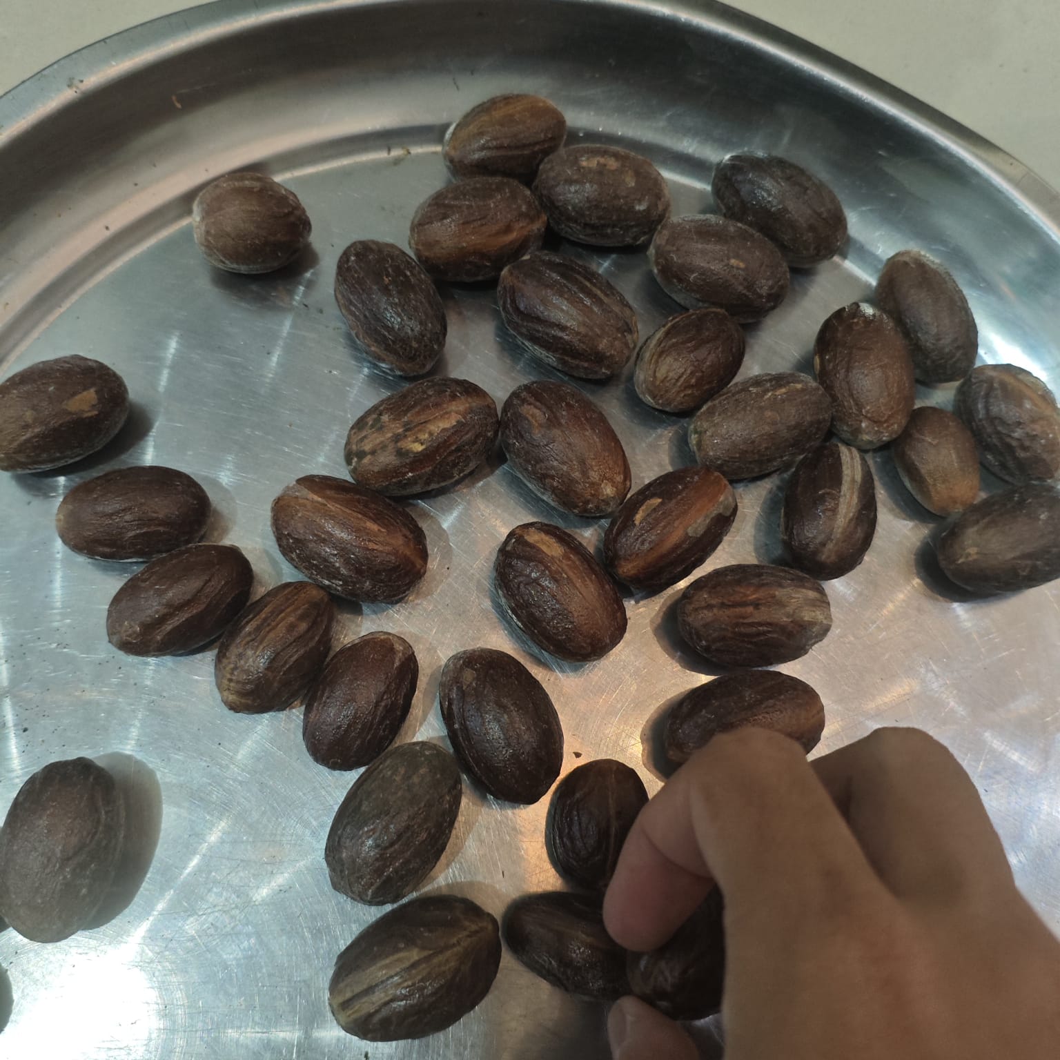 Whole Nutmeg — Pala biji angle 2